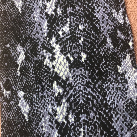 Ladies Dynamite Grace Straight Leg Blue Snakeskin Pant - Size Medium - Picture 3 of 7